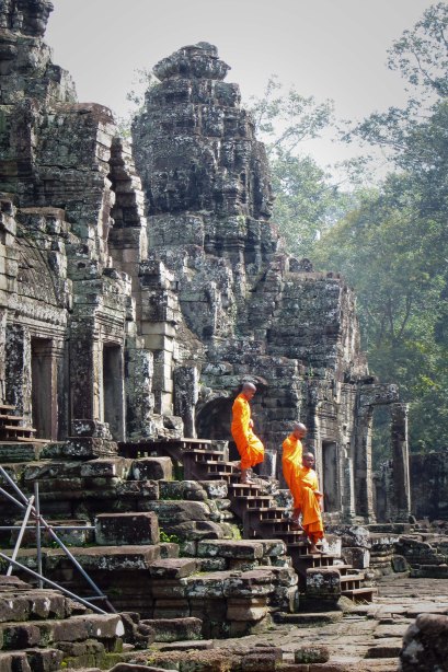 Mmonks on the steps of Bayon Temple.